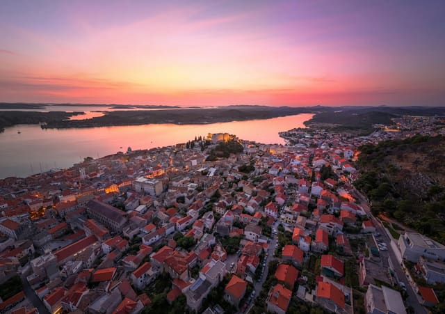 Šibenik iz zraka u zalazak sunca
